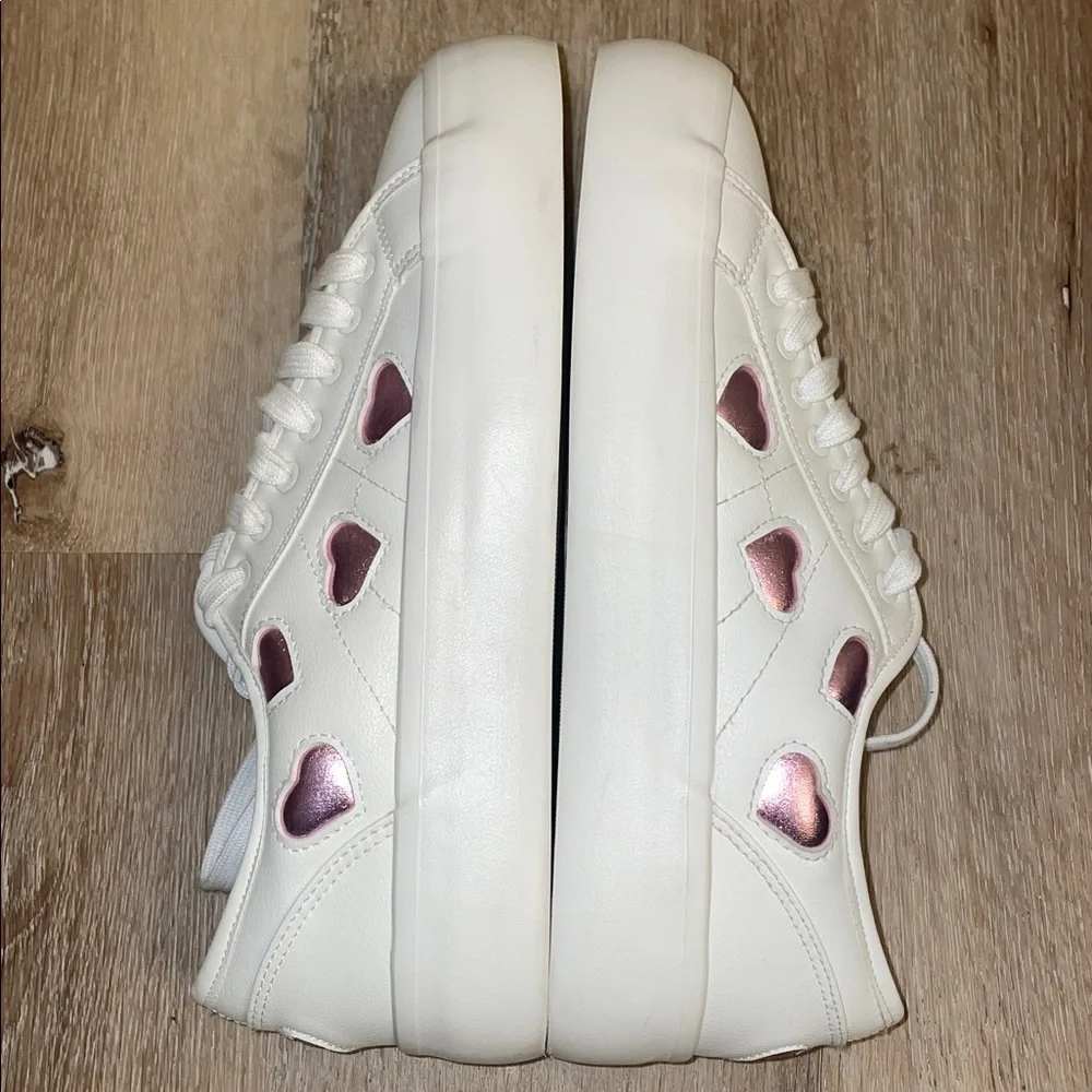 Sincerely‎ Jules White Sneakers with metallic Pink Heart Details. Size 9.